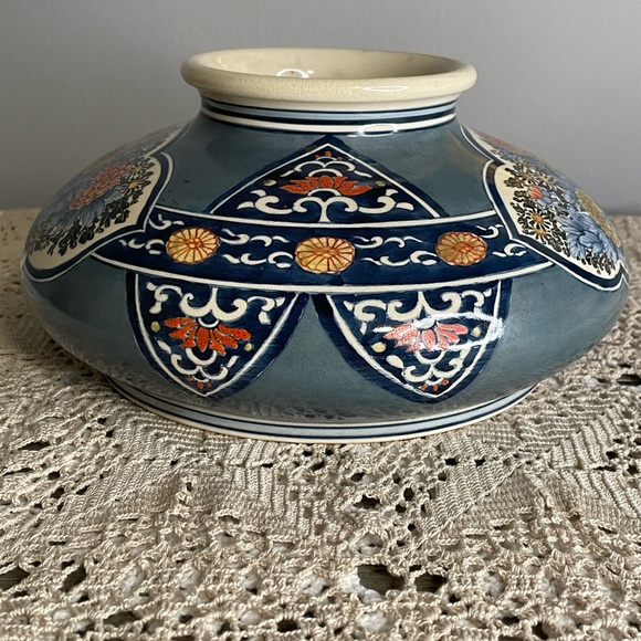 Beautifully Crazed Squat Imari Vase - Picture 4 of 8